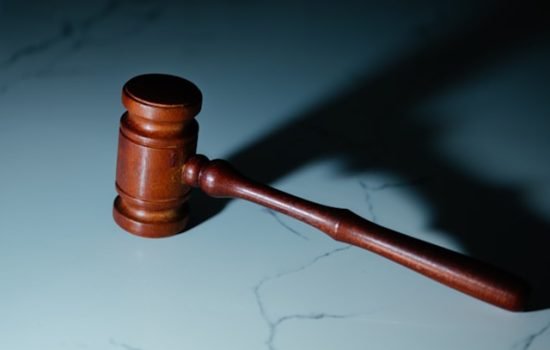 چگونه وکیل مناسب انتخاب کنیم؟